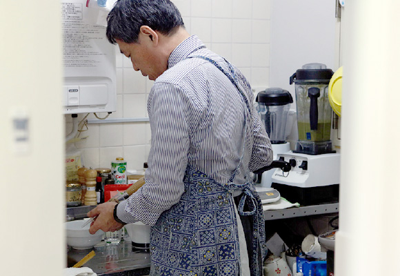 研究室の小さなキッチンで調理する白澤さん。
