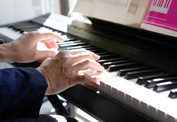 研究室にはスイスオルゴールがあり、ときには昼食を取りながら音楽を聞くこともあるという白澤さん。