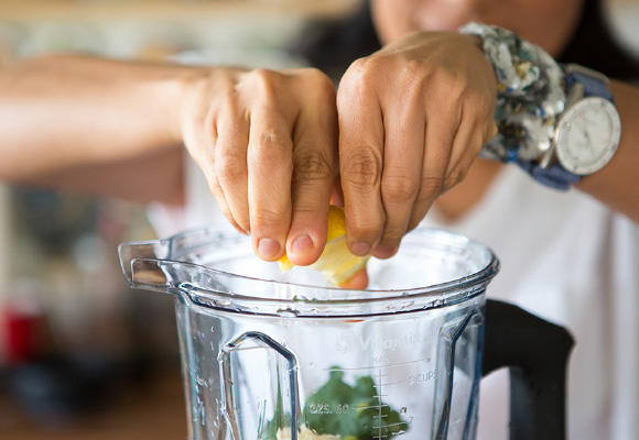 朝食に欠かさない、果物と野菜の水分をいかした濃厚なスムージーには、必ずレモンを絞ります。